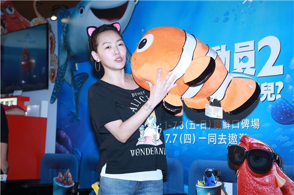 小S包场邀喜愿协会病童看《海底总动员2:多力在哪儿?》。