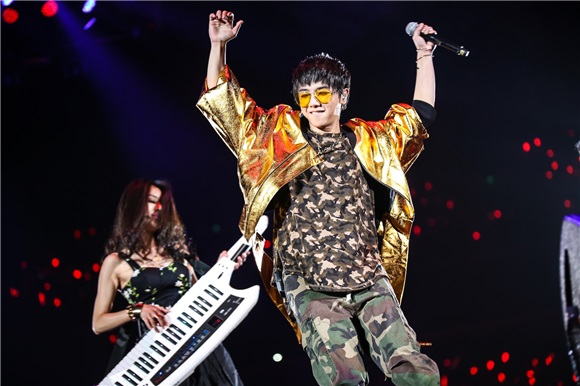 华晨宇演唱会哽咽告白 张信哲从天而降火星「合体」