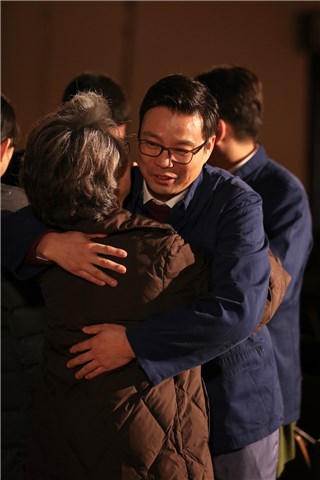 王迅拥抱老师
