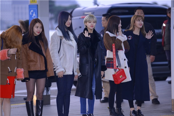 GFriend、TWICE前往香港参加《2016MAMA》
