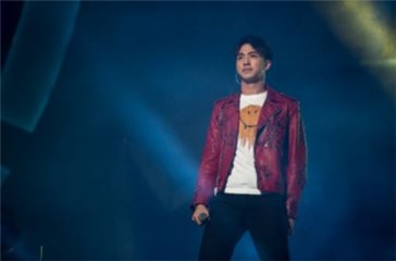 歌手许魏洲自带乐队,活力演绎两首串烧歌曲