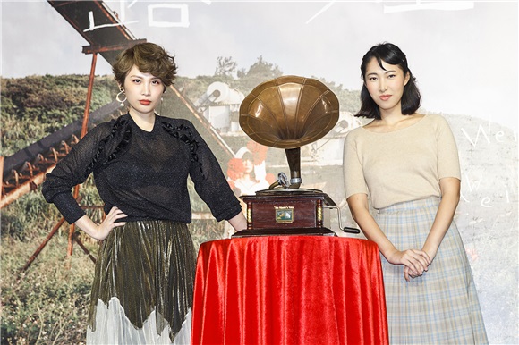魏如萱新专封面飘「厌世颜」 王若琳送狂花留声机祝狂卖