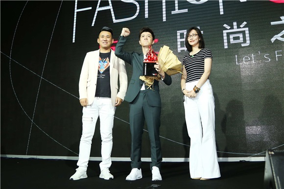2016年6月13日「 Fashion Up」向上时尚之夜在上海LAVIN玫瑰里举行。国际名媛帕丽斯·希尔顿(Paris Hilton)等200余位国内外娱乐明星、业界大佬及精英名流与会。