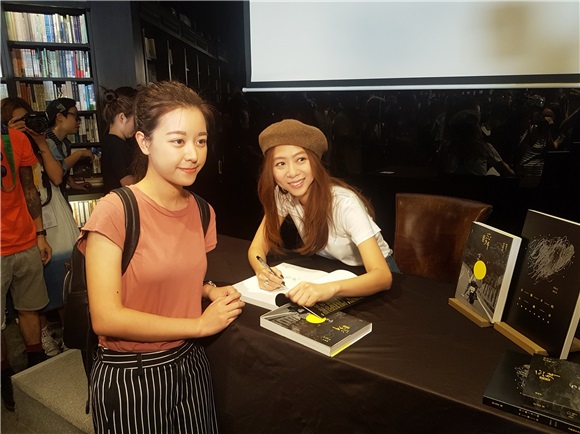 陈绮贞首办签书获粉丝支持 自言希望明年来港开演唱