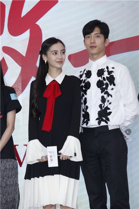 Angelababy与井柏然借位拥吻比爱心 呲牙咧嘴小表情不断一脸暧昧