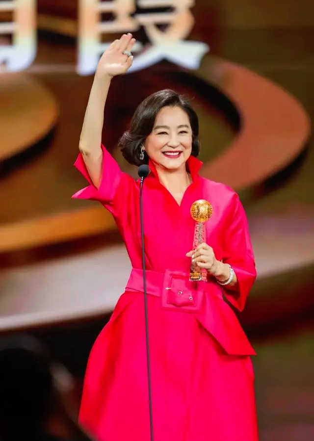 岁月不败美人！林青霞晒70岁庆生照 罕见与粉丝连麦互动