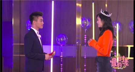 奚梦瑶何猷君对视