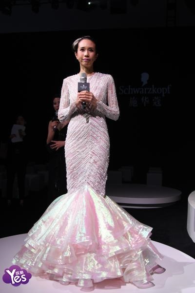 〈Yes 上海现场〉莫文蔚纯白鱼尾裙亮相 变身优雅美人鱼美翻