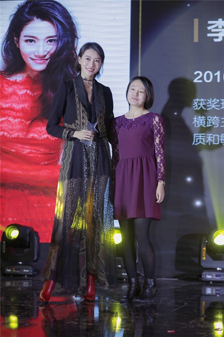 行走的衣架!李斯羽斩获「年度最佳时尚魅力艺人」