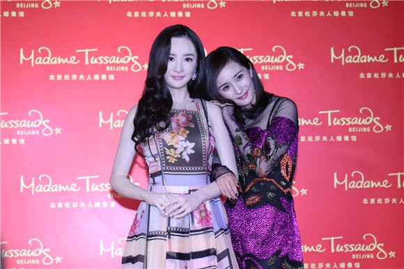 杨幂「调戏」姐妹蜡像搞怪合影 紫色闪片拼接裙性感妖媚