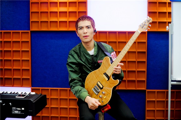 《梦想的声音》萧敬腾遇神曲被吓瘫?惊艳改编《小河淌水》破假象