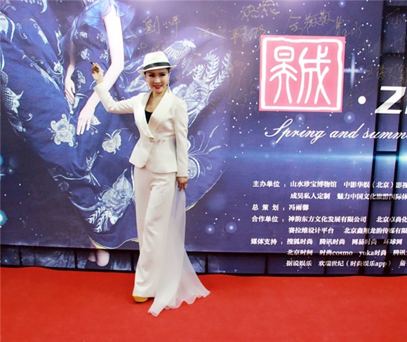 段红「戏歌天后」变身新锐画家 现场在旗袍上画牡丹惊艳众人