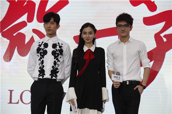 Angelababy与井柏然借位拥吻比爱心 呲牙咧嘴小表情不断一脸暧昧