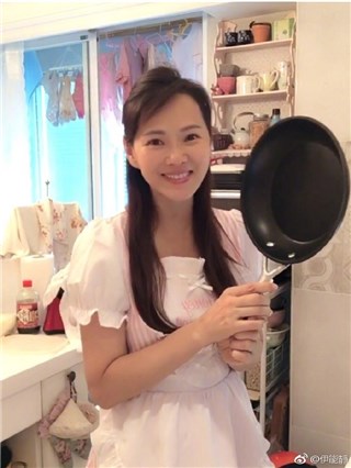 秦昊这样宠老婆 伊能静无奈表示：猪队友