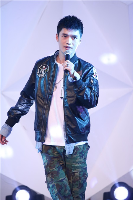 宁桓宇生日会与粉丝亲密互动 神秘嘉宾现身送祝福