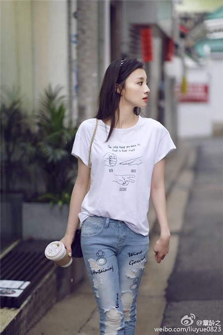 章龄之晒侧颜照美如画 一言不合就迷倒粉丝