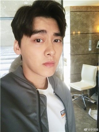 李易峰晒帅气自拍亲证比他拍好看 接连三天晒照称已无余额