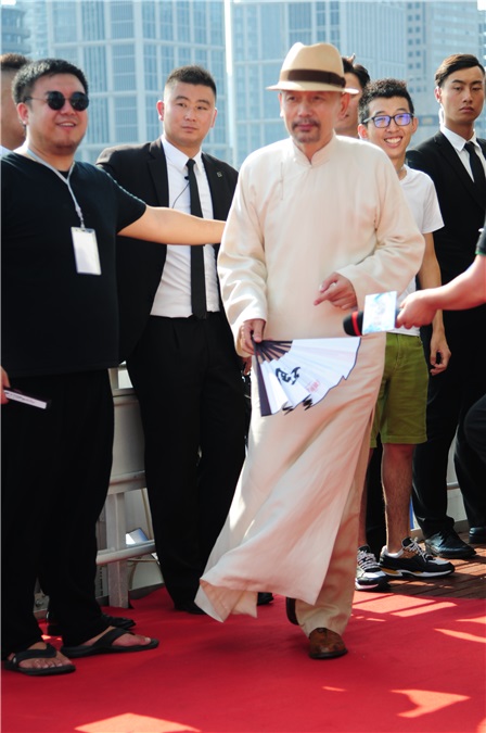 葛优、闫妮《罗曼蒂克消亡史》豪华阵容 章子怡复出黑色装扮不掩腰围发福