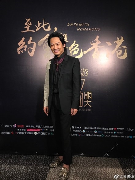 (康)杜德伟夺金曲三大奖 开心放上小金人合照