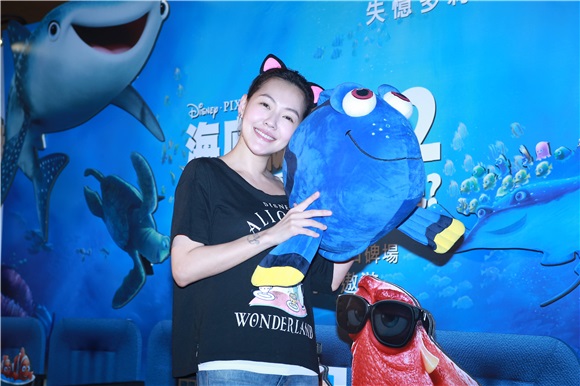 小S包场邀喜愿协会病童看《海底总动员2:多力在哪儿?》。