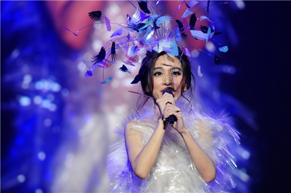 田馥甄上海演唱会全场齐唱《小幸运》 大秀上海话Chloe长裙仙气十足