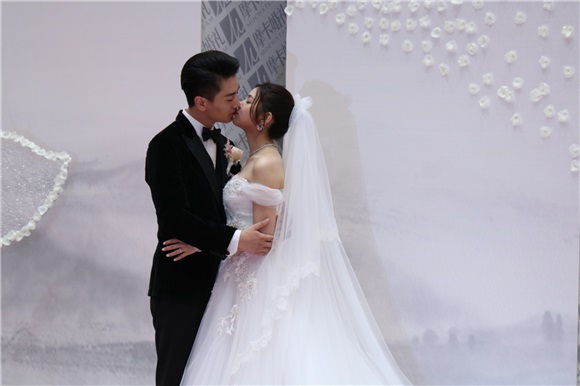 陈妍希穿婚纱与陈晓双双亮相 十指紧扣对视难掩幸福之情