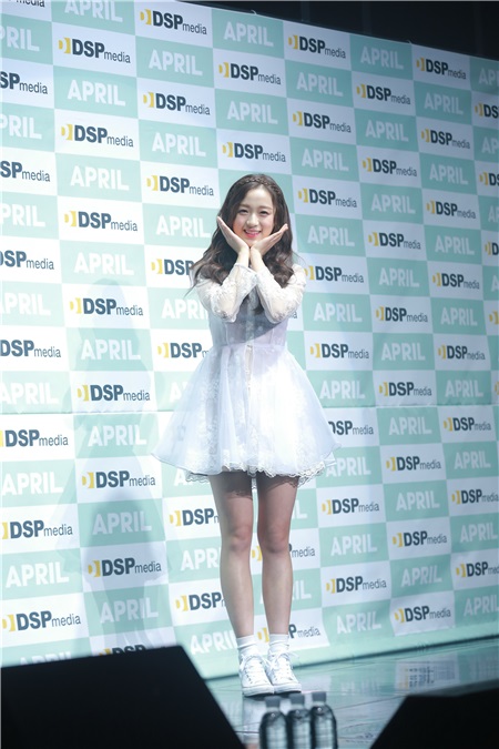April办新辑showcase Rachel彩暻正式出道
