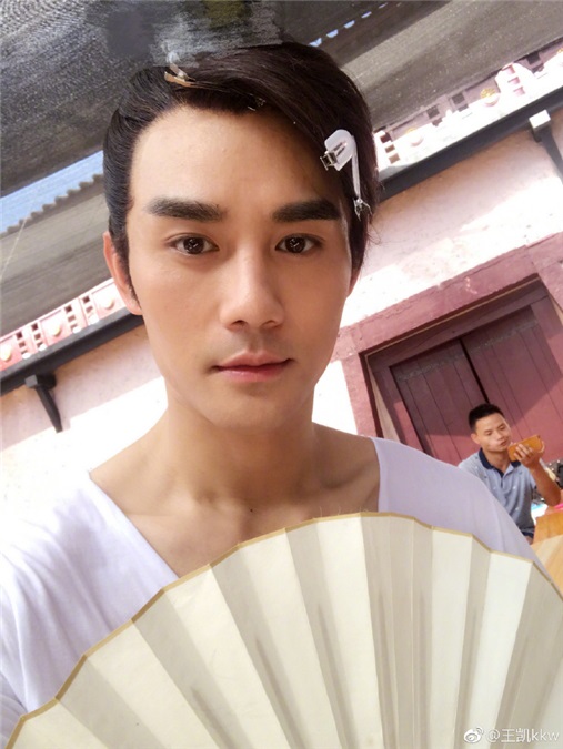 王凯发萌照 後面的工作人员却在「吃砖」？！