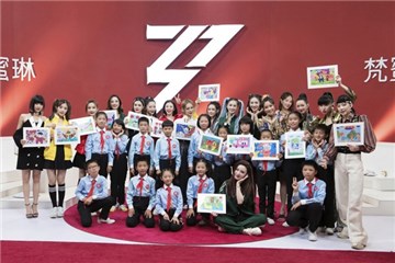 姐姐与合唱团合照