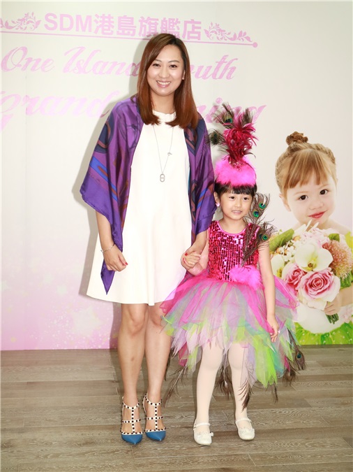 〈Yes 香港现场〉蒋丽莎带女儿出席舞蹈学校开幕  女儿盛装十分可爱