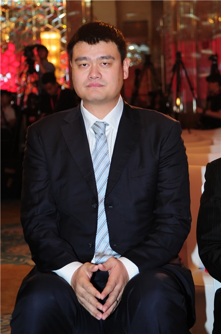 姚明出席某英语培训机构代言活动 大姚西装革履侃侃而谈