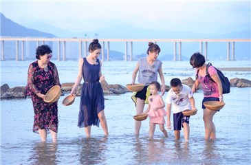 悦悦与柳岩家人海边度假