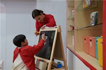 小孩站在房间里 低可信度描述已自动产生