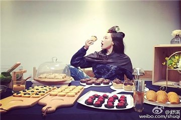 舒淇卷发卷坐姿豪迈 大嗑桌上甜点一派轻松