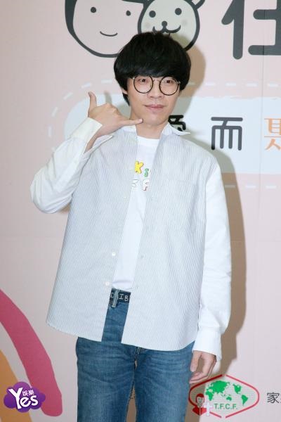 卢广仲儿时顽皮拿化妆品涂妹妹脸 妈妈得知后拿衣架教训
