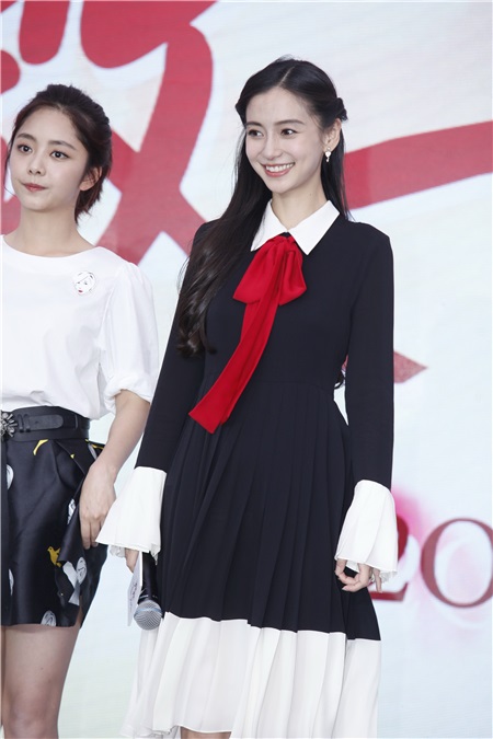 Angelababy与井柏然借位拥吻比爱心 呲牙咧嘴小表情不断一脸暧昧