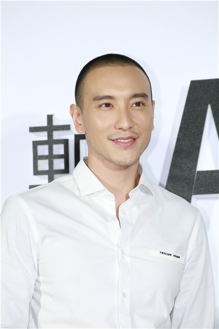 王阳明蔡诗芸夫妻出席鞋《品AXEL ARIGATO》开幕