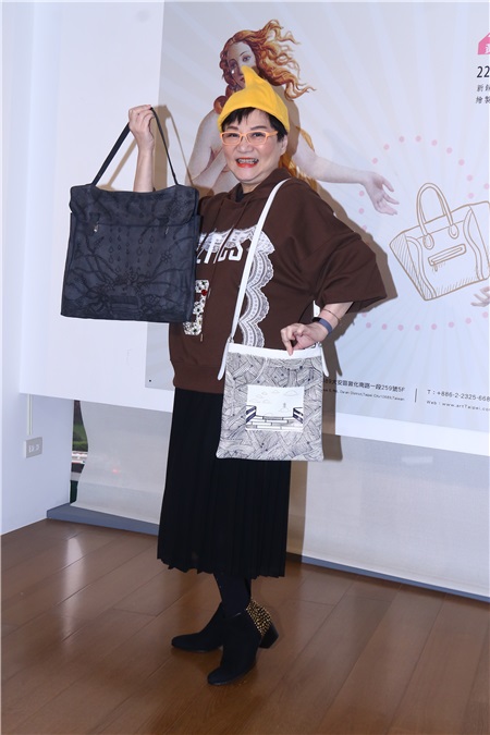 黄子佼、张小燕等出席黎画廊圣诞公益义卖联展宣传记者会