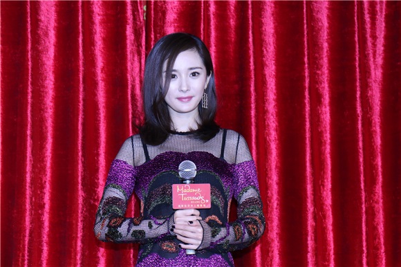 杨幂「调戏」姐妹蜡像搞怪合影 紫色闪片拼接裙性感妖媚