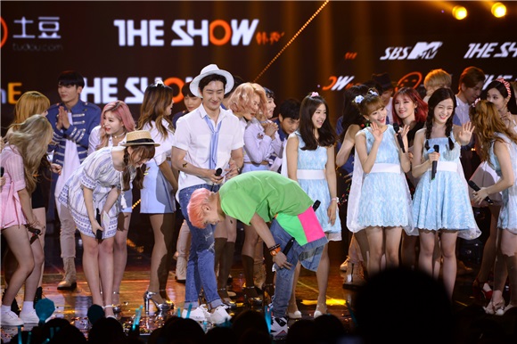 31日晚间,韩国SBS电视台音乐节目「The Show」