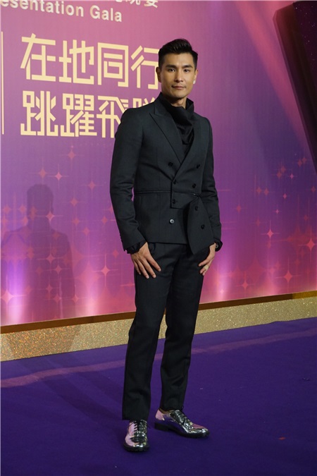 黄宗泽好身材萧正楠自觉压力 胡定欣陈展鹏情侣装现身