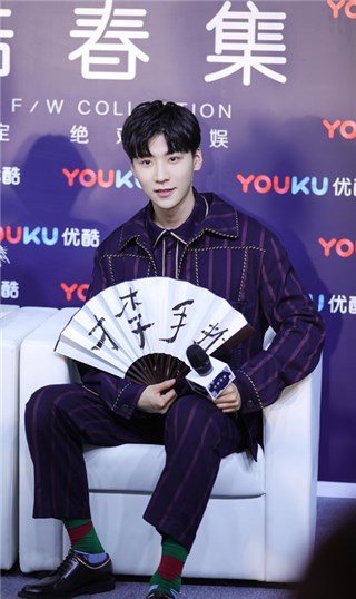 王博文在都市欢乐大剧《新围城》中饰演李才