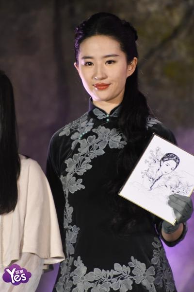 〈Yes 浙江现场〉刘亦菲国民装尽显东方美人气韵 井柏然儒雅现身养眼十足
