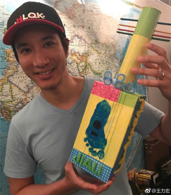 王力宏两个父亲节 待遇大不同