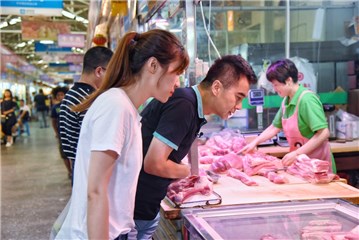 许亚军和悦悦挑选五花肉