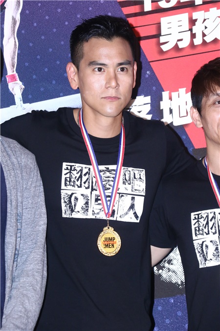 彭于晏站台《翻滚》首映 避八卦问题快闪入场