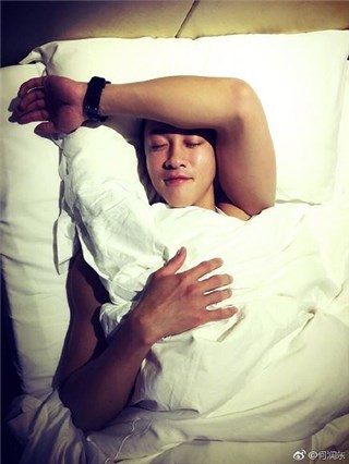 何润东吟诗睡觉 搞笑响应国际睡眠日