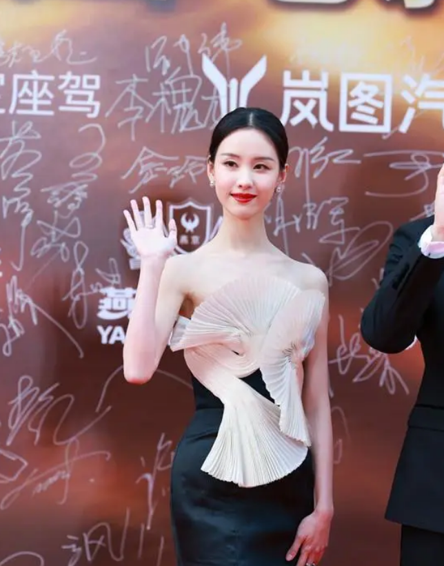 陈都灵折扇鱼尾裙亮相华表奖 被摄影师夸比白鹿美