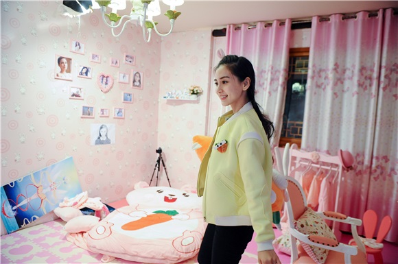 Angelababy变身铲屎官 搭档郑恺捡马粪