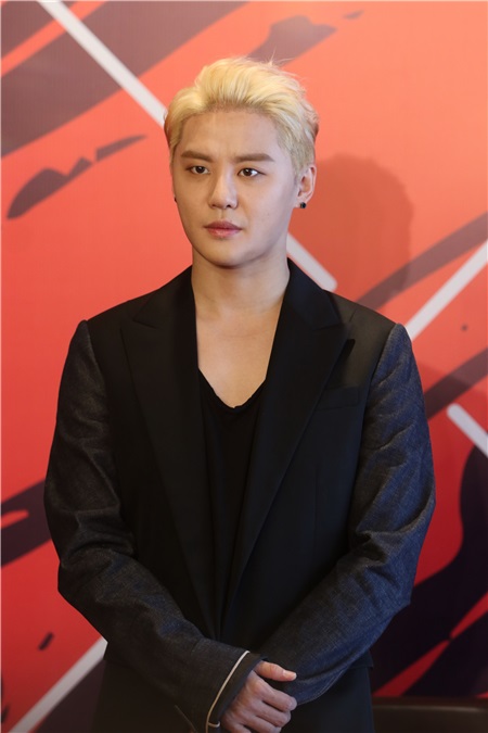金俊秀上海出席演唱会记者会 全黑Look一头黄发成抢镜焦点